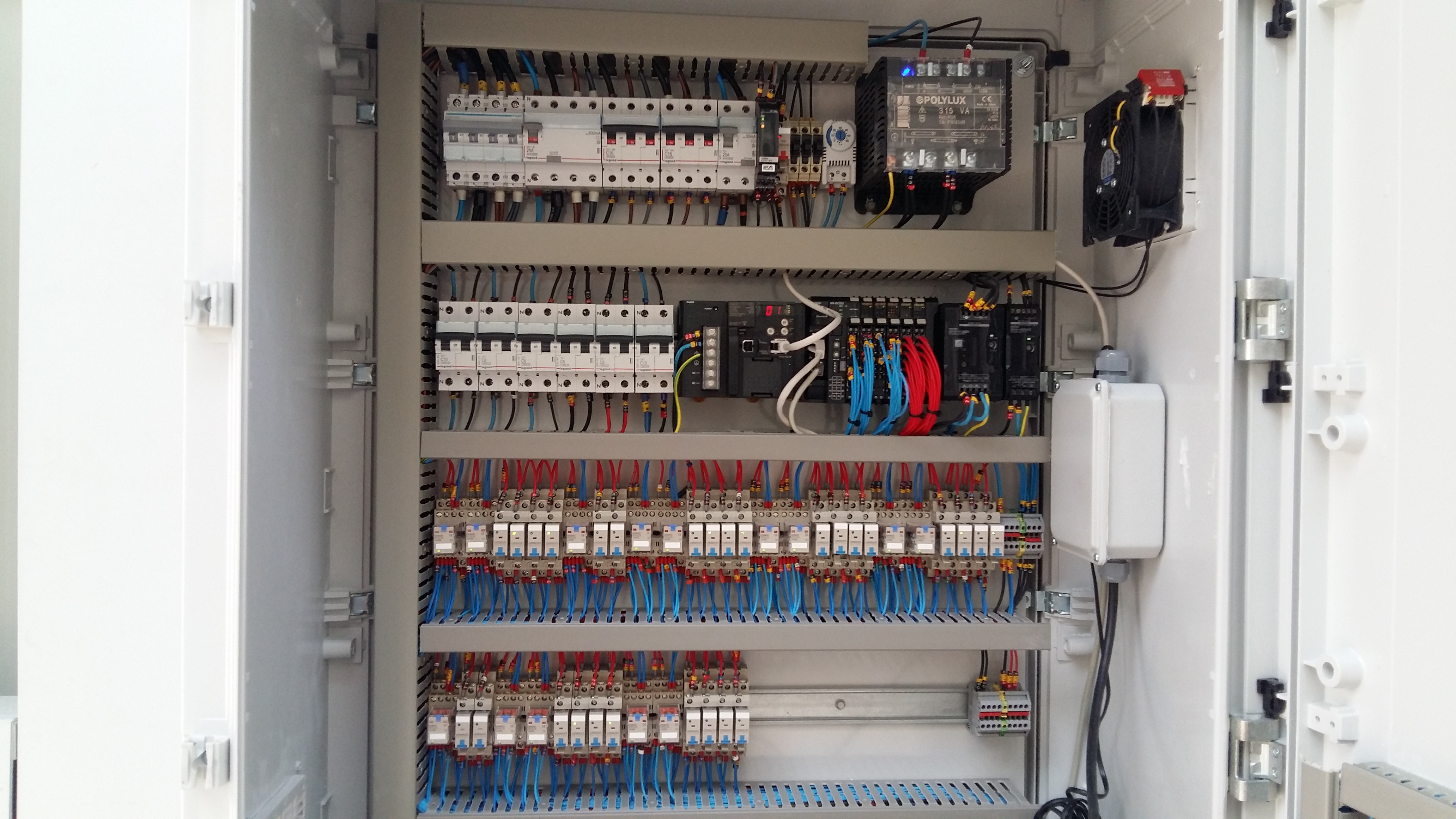 PLC Omron para control industrial