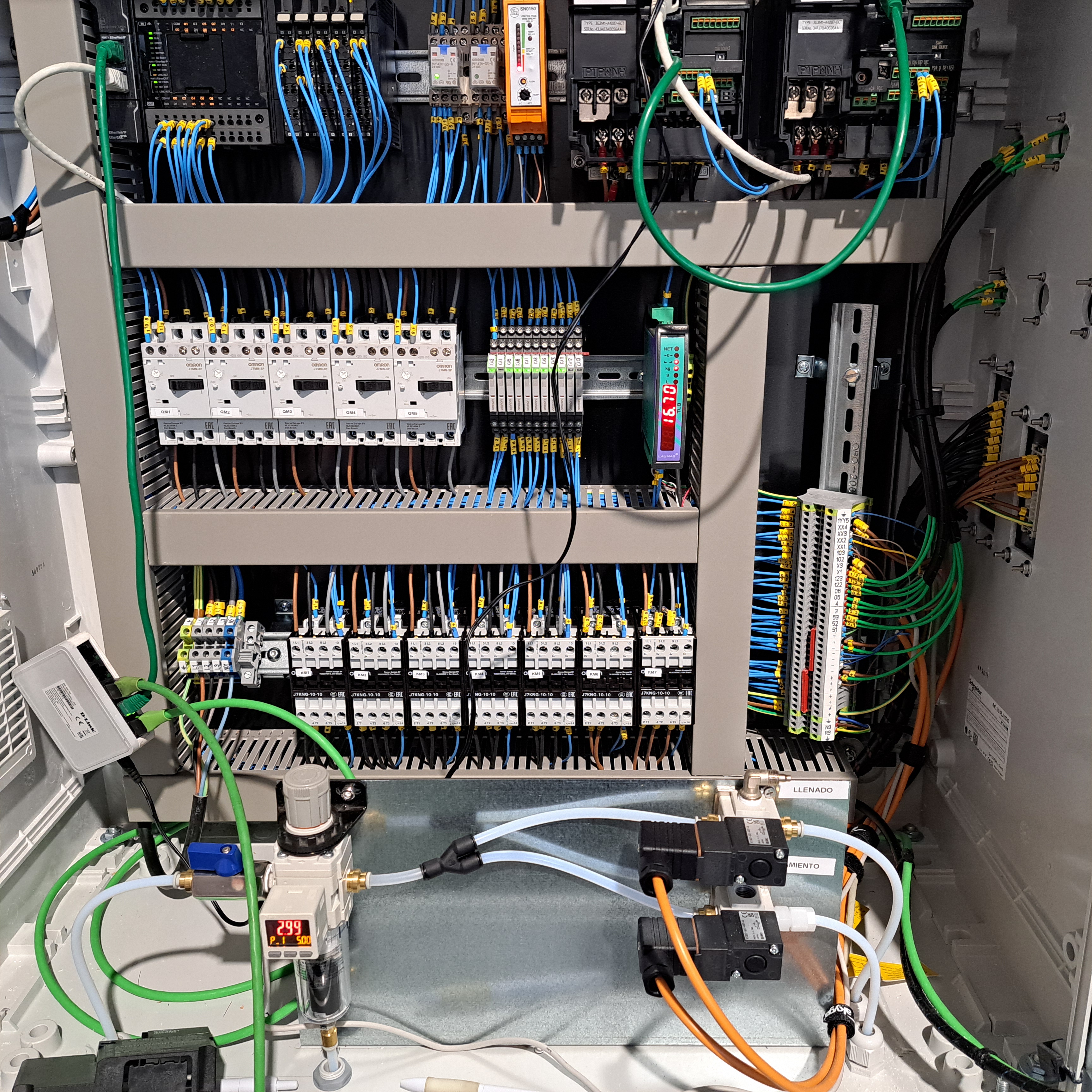 PLC Omron NX para control de fluidos corrosivos